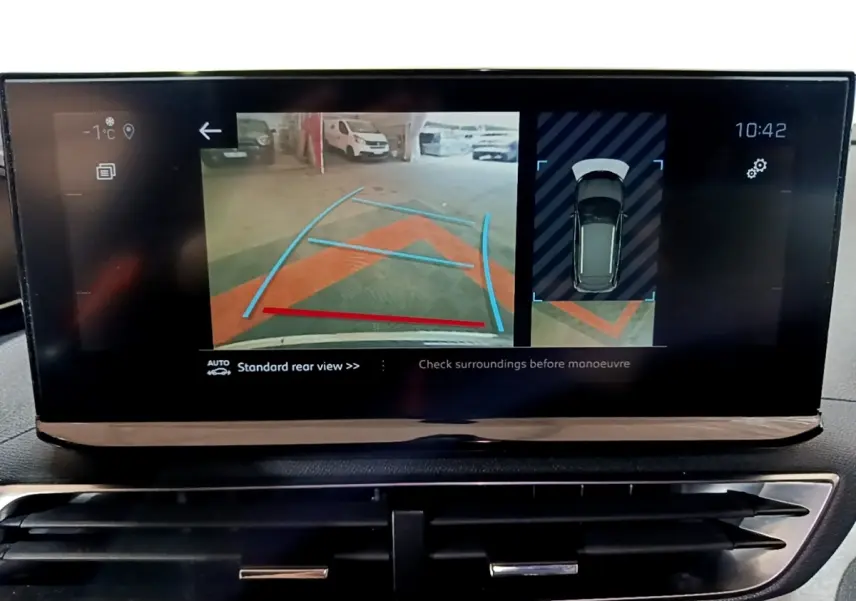 Écran tactile intérieur du Peugeot 3008 GT bleu de 2021 montrant la caméra de recul et l’aide au stationnement arrière.