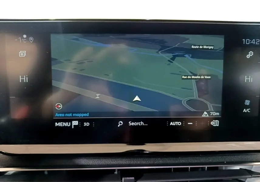 Écran tactile central du tableau de bord du Peugeot 3008 bleu, affichant la navigation 3D et les commandes climatisation.