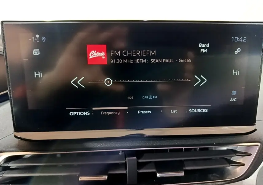 Écran tactile central du tableau de bord du Peugeot 3008 GT 2021 affichant la radio FM Cherie FM.