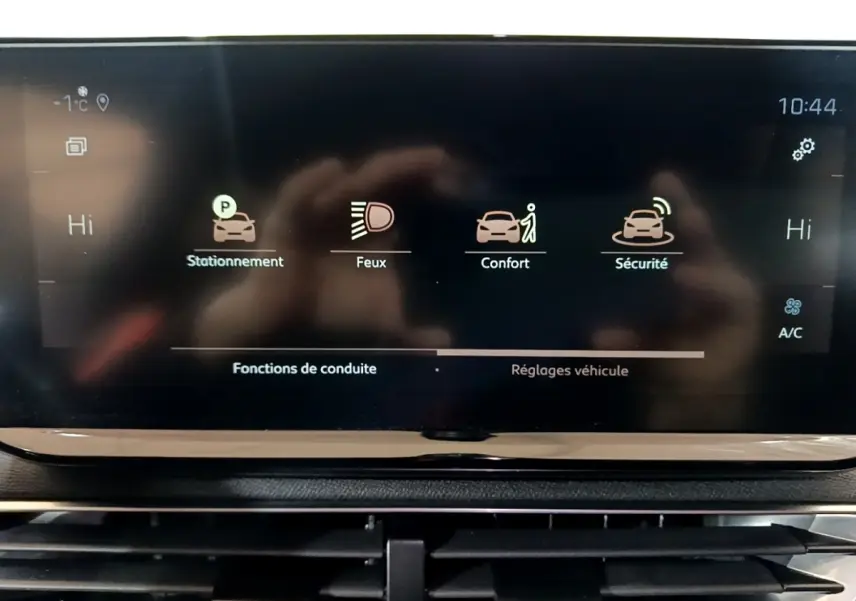 Écran tactile central du Peugeot 3008 PureTech 130 GT affichant les fonctions de conduite et réglages véhicule.