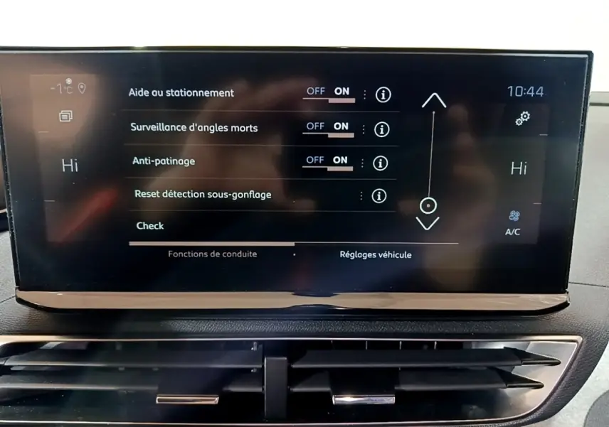 Écran tactile central du Peugeot 3008 GT 2021 affichant les réglages d’aide à la conduite, avec aérateurs en dessous.