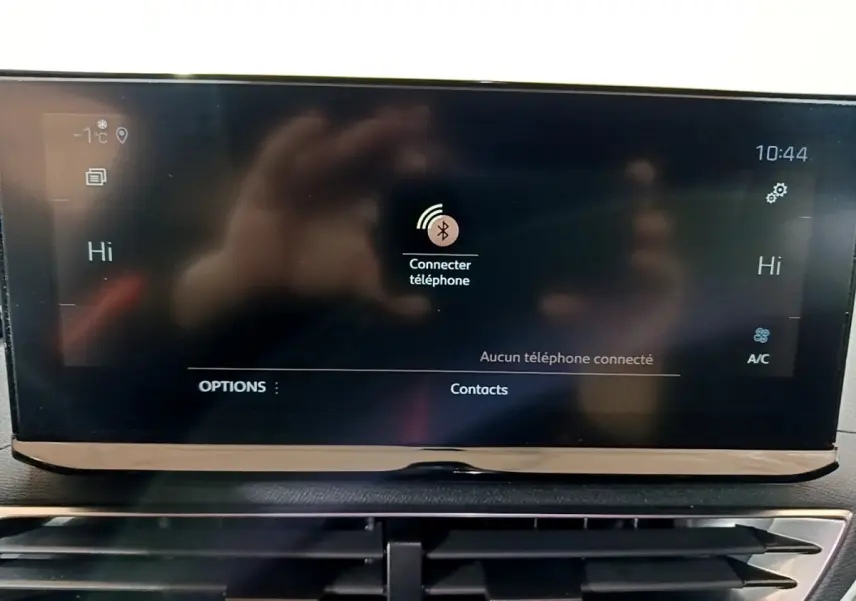 Écran tactile central du Peugeot 3008 GT bleu de 2021 affichant la connexion Bluetooth, vue intérieure frontale.