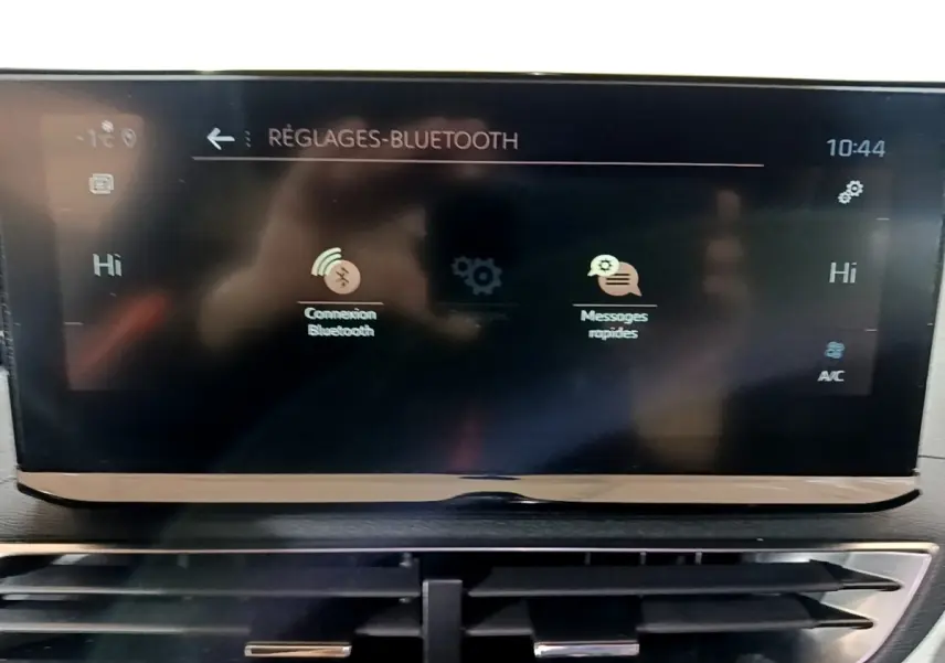 Écran tactile central du tableau de bord du Peugeot 3008 bleu, affichant les réglages Bluetooth.