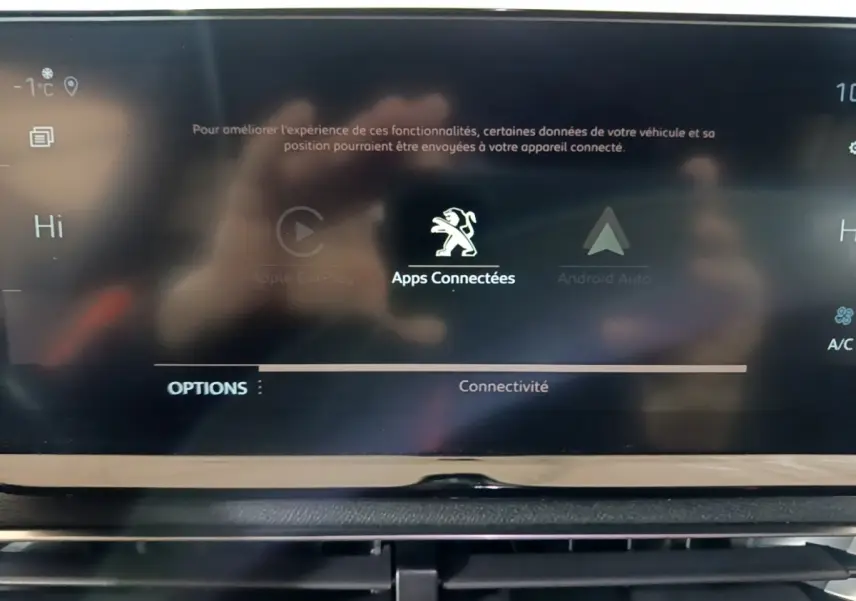 Écran tactile central du Peugeot 3008 GT 2021 affichant les options de connectivité Apple CarPlay et Android Auto.