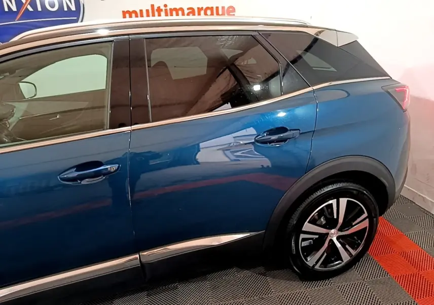 Vue latérale droite du Peugeot 3008 bleu 2021, mettant en valeur les jantes alliage et les contours chromés des vitres.
