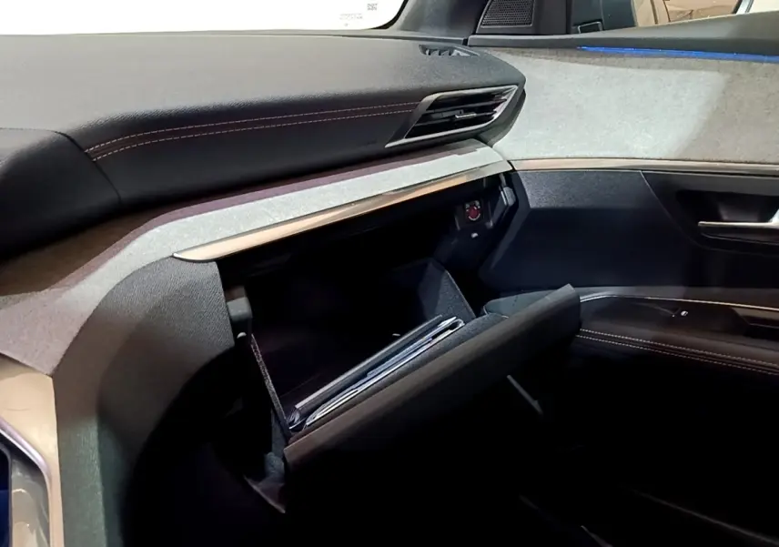 Intérieur PEUGEOT 3008 GT 2021 vu côté passager, boîte à gants ouverte, tableau de bord noir et gris clair.