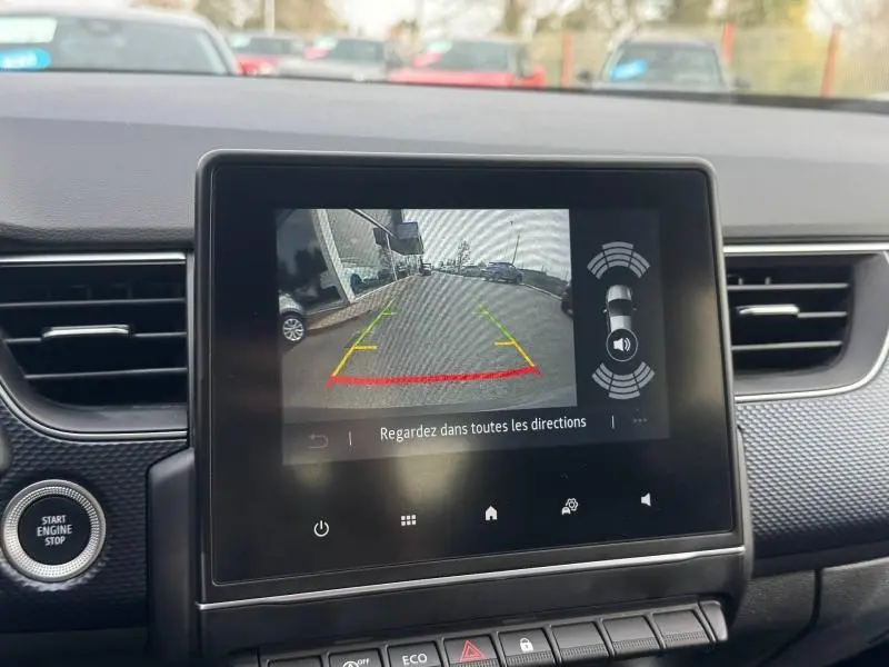 Écran central de Renault Arkana 2025 montrant la caméra de recul avec guidage de trajectoire en couleur.