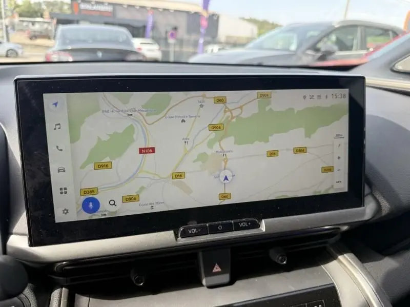 Écran tactile central du Toyota C-HR Hybride 2024 affichant la navigation, intérieur moderne et épuré.