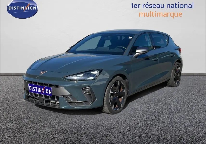 CUPRA Leon 1.5 eTSI 150CH DSG bleu Fjord en 3/4 avant droit avec jantes noires bicolores sur sol gris.