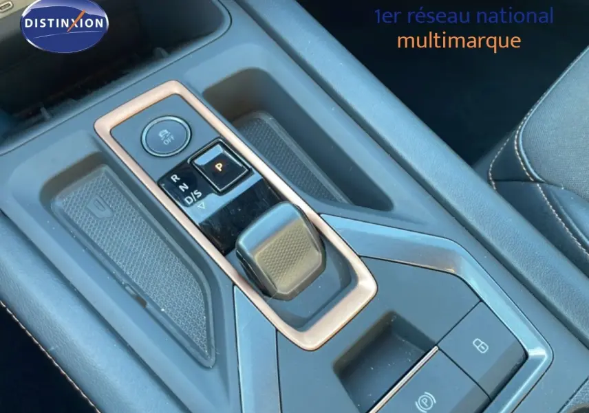 Vue rapprochée de la console centrale avec levier de vitesses automatique sur CUPRA Leon bleu Fjord 2025.
