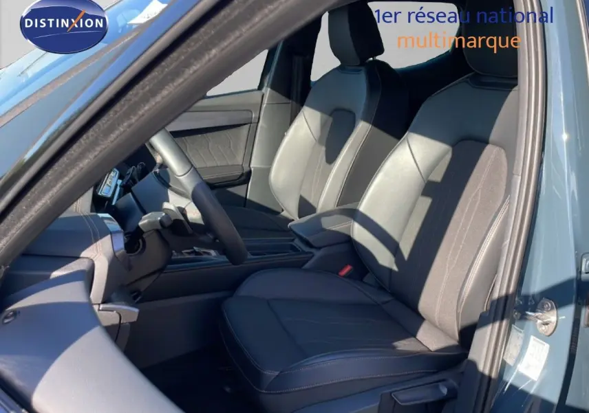 Vue intérieure côté conducteur de la CUPRA Leon 1.5 eTSI 150CH en bleu Fjord, sièges en cuir noir avec surpiqûres contrastées.