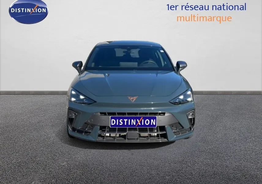 Vue frontale d'une CUPRA Leon 1.5 eTSI 150CH DSG en bleu fjord avec phares LED allumés sur fond neutre.
