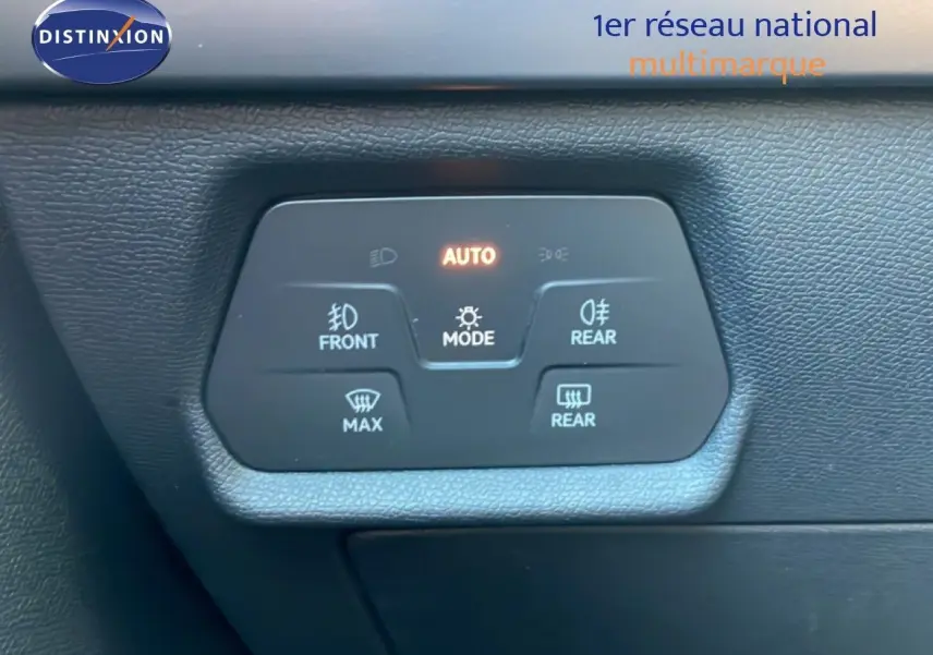 Panneau de commande des feux et désembuage intérieur noir dans une CUPRA Leon 1.5 eTSI bleu Fjord, vue intérieure.