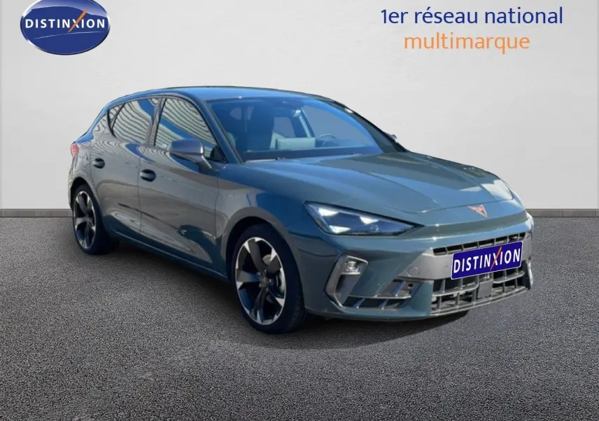 CUPRA Leon 1.5 eTSI 150CH bleu Fjord en 3/4 avant droit, avec jantes alliage et calandre distinctive.