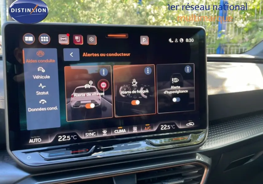 Vue rapprochée de l’écran tactile intérieur de la CUPRA Leon bleu Fjord 2025 affichant les alertes au conducteur.