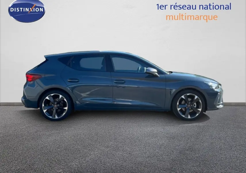 Profil droit d'une CUPRA Leon 1.5 eTSI 150CH DSG bleu fjord avec jantes alliage et rétroviseurs argentés.