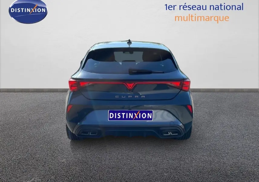 Vue arrière d'une CUPRA Leon 1.5 eTSI 150CH DSG en bleu Fjord avec feux LED et double sortie d'échappement intégrée.