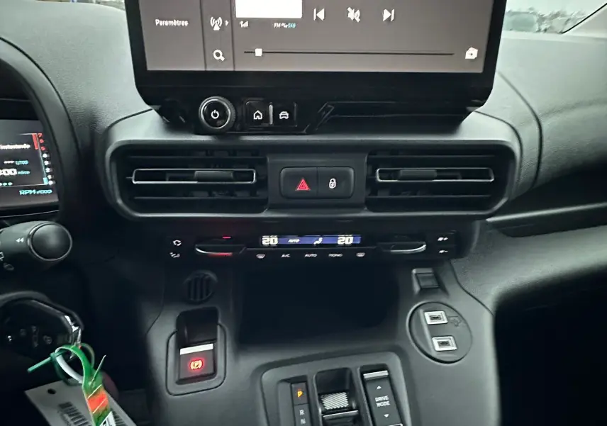 Vue intérieure du tableau de bord du Citroën Berlingo 2025 gris Artense, avec écran tactile central et commandes modernes.