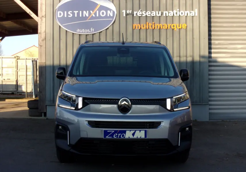 Vue frontale d’un Citroën Berlingo gris Artense 2025, avec feux LED et calandre noire distinctive.