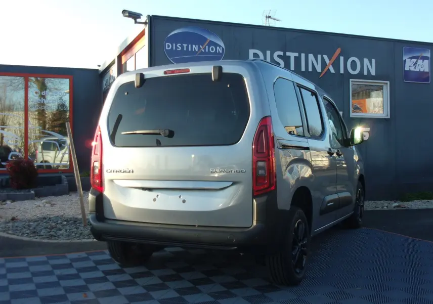 Vue 3/4 arrière droite d’un Citroën Berlingo gris Artense 2025, avec vitres teintées et feux arrière verticaux.