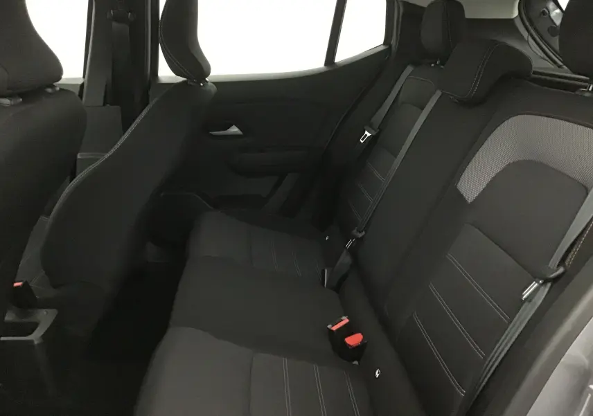 Vue intérieure côté droit des sièges arrière noirs avec surpiqûres blanches de la Dacia Sandero Stepway 2025.