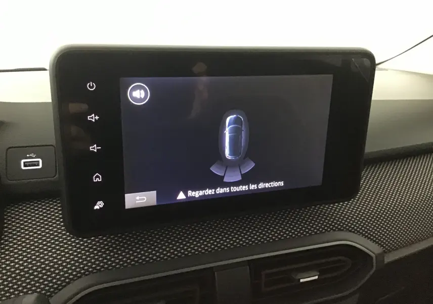 Écran tactile du tableau de bord de la Dacia Sandero Stepway 2025 affichant l'alerte de détection d'obstacles.