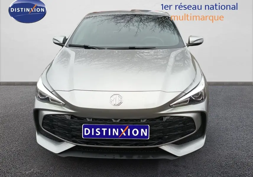 Vue frontale d'une MG3 Hybrid+ Standard gris métallisé avec calandre noire et logo MG visible.