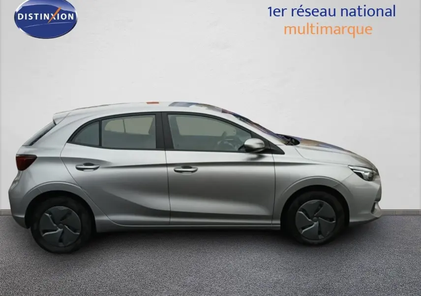 Vue latérale droite d'une MG3 Hybrid+ Standard gris 2024 avec jantes acier 15 pouces et lignes sculptées.
