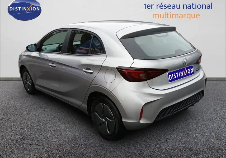 Vue 3/4 arrière droite d'une MG3 Hybrid+ gris métallisé avec jantes en acier et feux arrière LED.