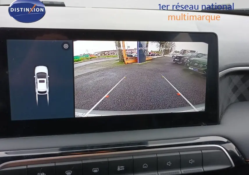 Écran de caméra de recul du MG MOTOR MG3 Hybrid+ gris 2024, vue arrière avec lignes de guidage au stationnement.