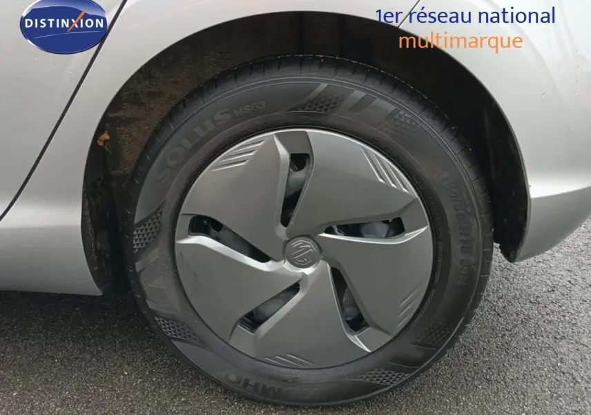Gros plan sur la roue arrière droite grise d'une MG3 Hybrid+ Standard 2024 avec enjoliveur spécifique en acier.