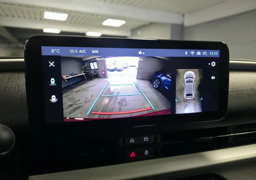 Écran tactile intérieur de la Fiat 600 Hybrid 2024 montrant la caméra de recul 180° et l'aide au stationnement 360°.