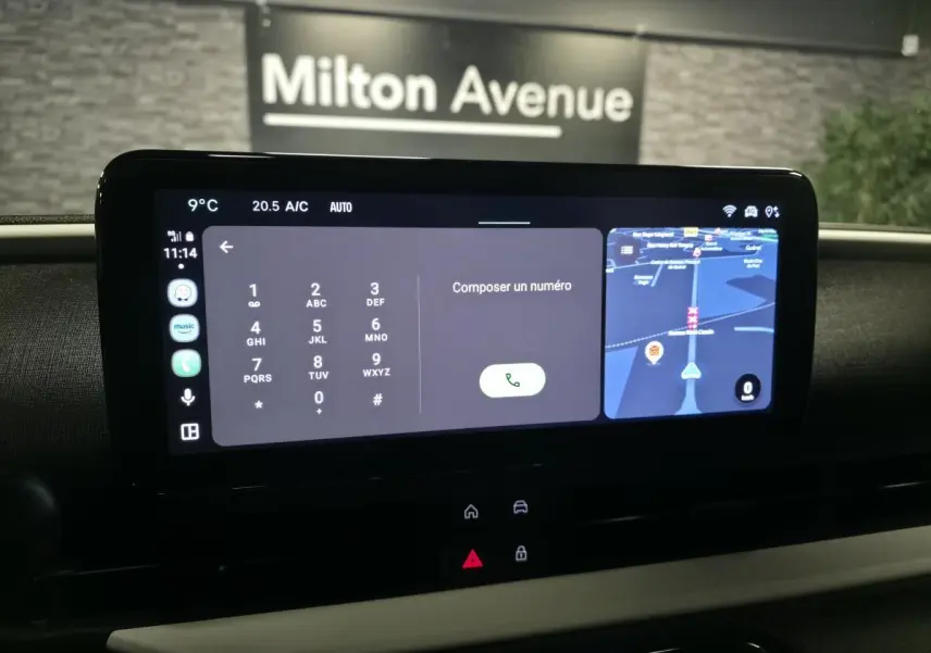 Écran tactile central du tableau de bord de la FIAT 600 rouge 2024 affichant navigation et appel téléphonique.