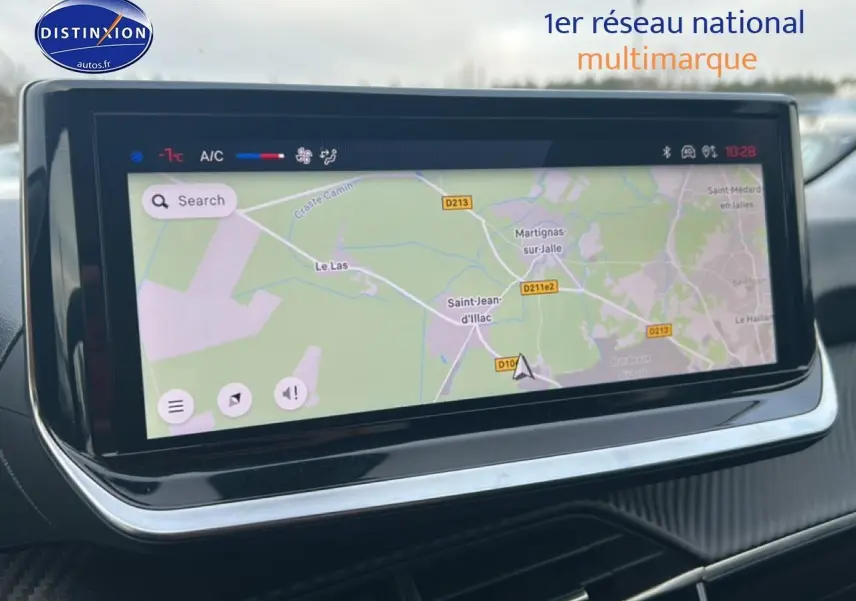 Écran tactile multifonction du tableau de bord de la Peugeot 208 gris Artense, vue intérieure rapprochée.