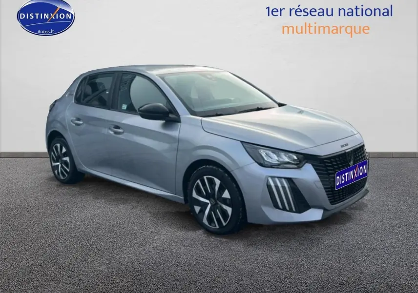 Peugeot 208 1.2 100 Style gris Artense vue 3/4 avant droit avec jantes distinctives et phares LED.