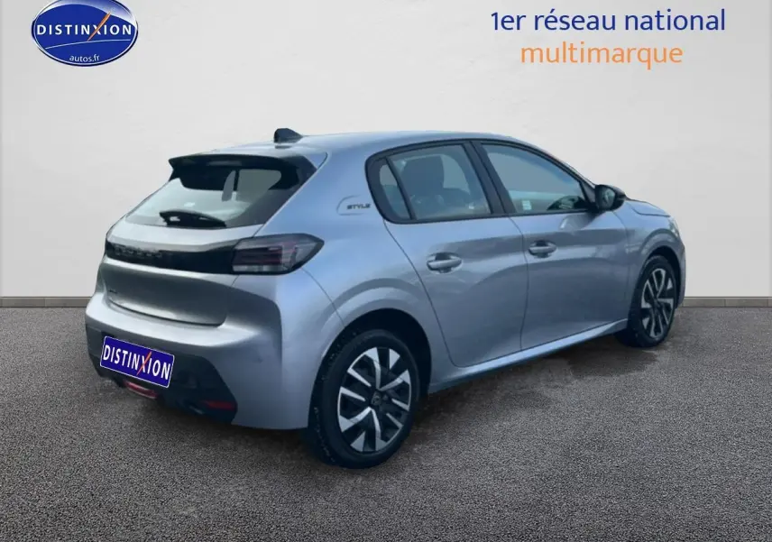Peugeot 208 gris artense vue 3/4 arrière droit, finition Style avec jantes et feux arrière noirs.