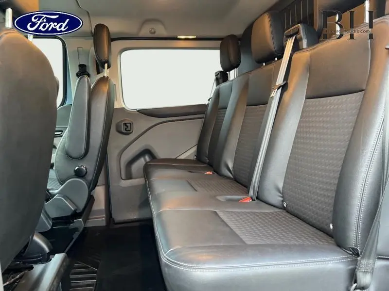 Vue intérieure latérale droite de la banquette arrière en cuir noir du Ford Transit Custom Fourgon 2023.