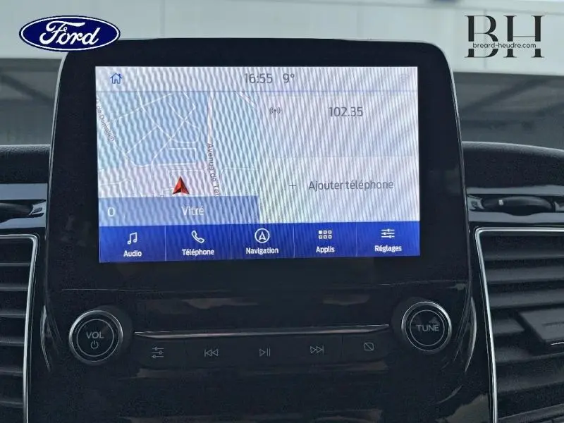 Vue rapprochée de l’écran tactile central du Ford Transit Custom 2023 avec interface de navigation affichée.