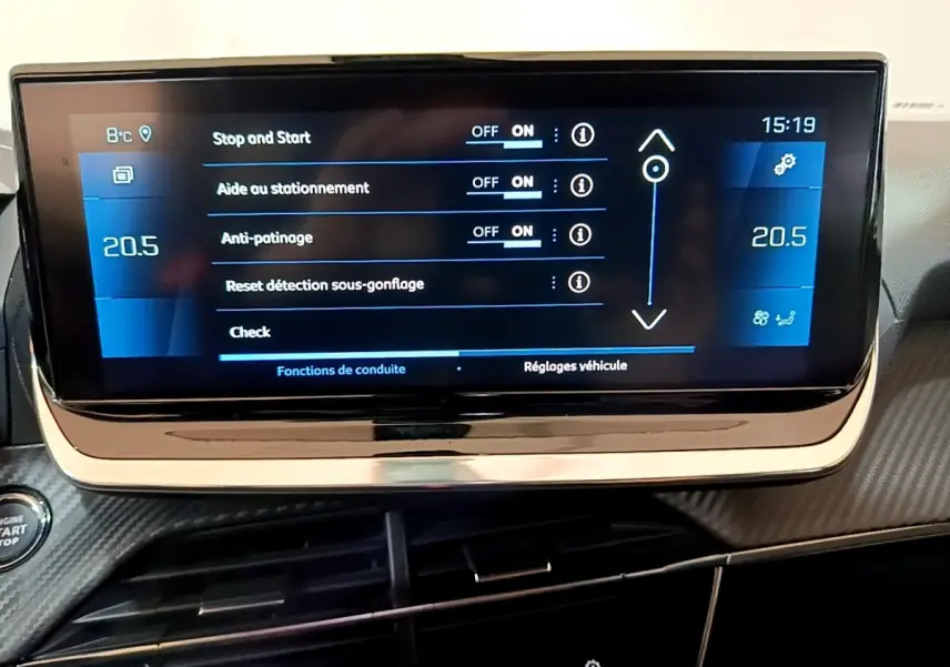 Écran tactile central du tableau de bord du Peugeot 2008 PureTech 130, affichant les réglages d’aide à la conduite.