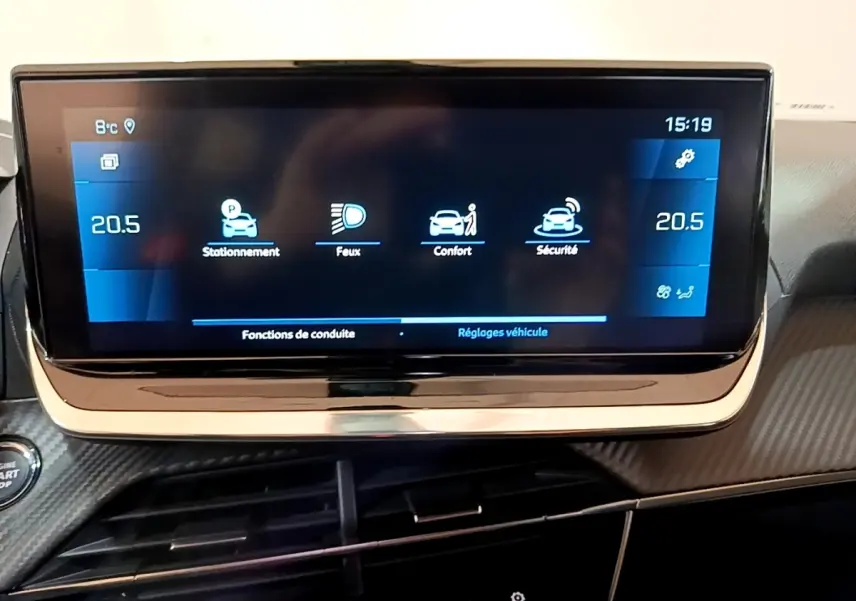 Écran tactile central du tableau de bord de la Peugeot 2008 orange, affichant les réglages de conduite.