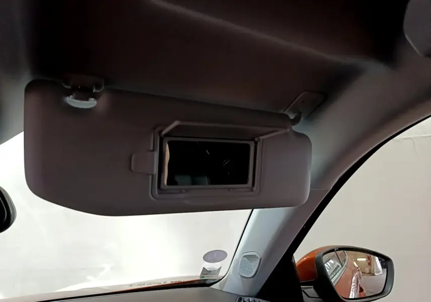 Vue intérieure côté conducteur du pare-soleil avec miroir intégré sur Peugeot 2008 orange, version 2021.