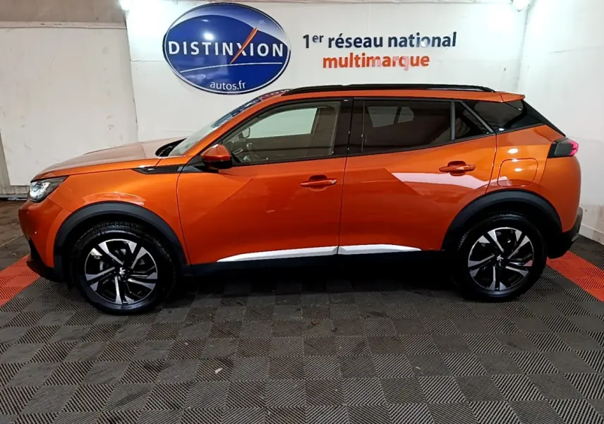 Peugeot 2008 orange vue de profil côté gauche, avec jantes noires et toit noir contrastant.