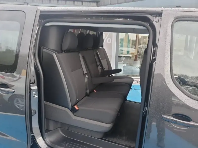 Vue latérale droite sur l'intérieur gris titane métal du Citroën Jumpy 2025, banquette arrière 3 places avec accoudoir.