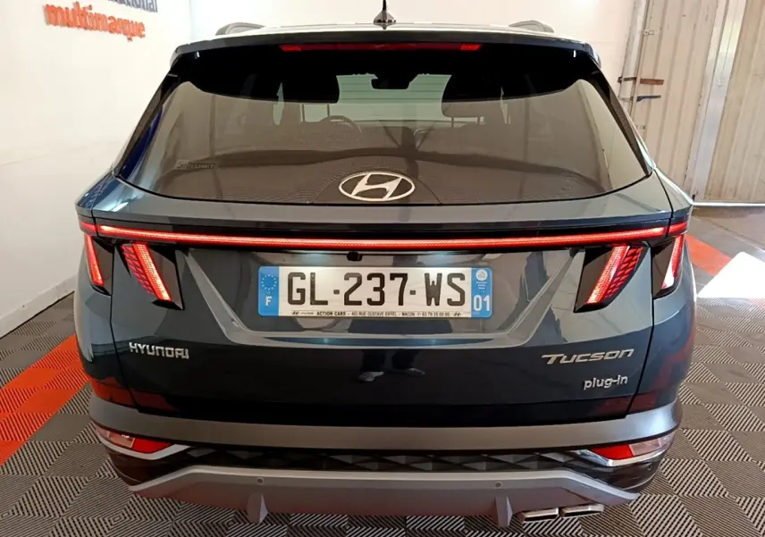 Vue arrière d'un Hyundai Tucson bleu 2023 avec feux LED distinctifs et logo Hyundai centré.