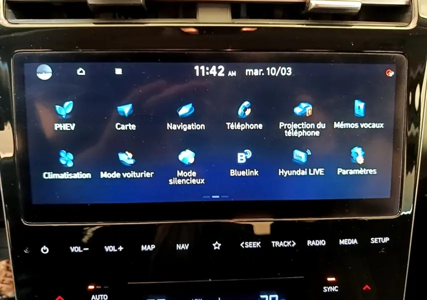 Écran tactile central du tableau de bord du Hyundai Tucson 2023 affichant les icônes des fonctions connectées et de navigation.