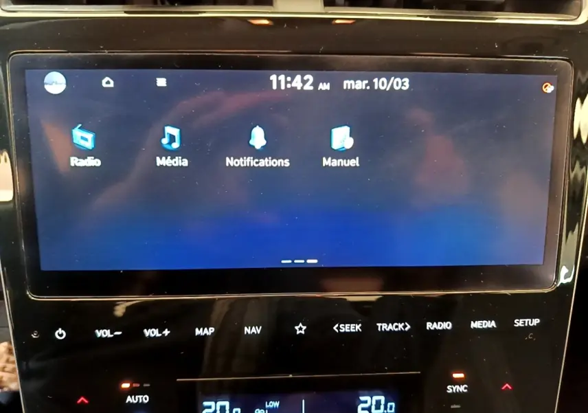 Écran tactile central du Hyundai Tucson 2023 affichant les options Radio, Média, Notifications et Manuel, interface bleue.