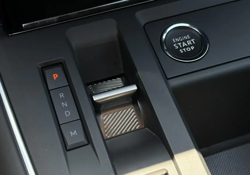 Gros plan sur la console centrale de la Citroën C5 Aircross Hybrid 2025, avec sélecteur de boîte auto et bouton start/stop.