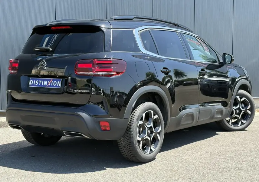 Vue 3/4 arrière droite du Citroën C5 Aircross Hybrid 145 noir Perla avec jantes alliage et hayon électrique.