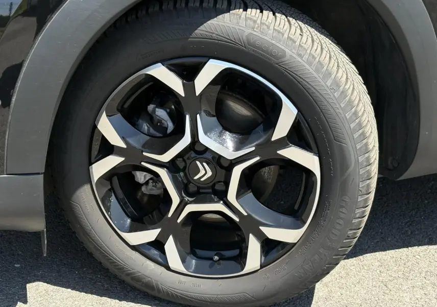 Gros plan sur la jante alliage 18'' bi-ton noire et argent du Citroën C5 Aircross Hybrid noir Perla.