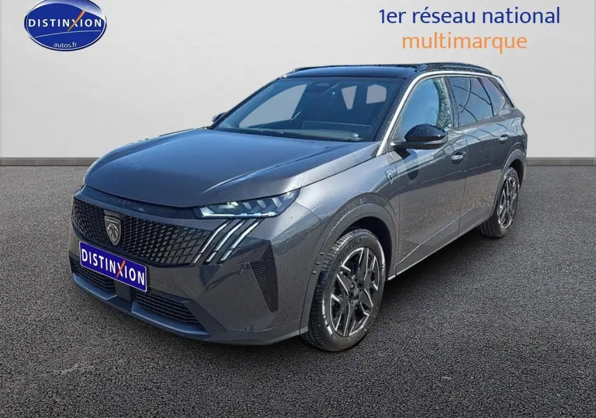 Peugeot 5008 Hybrid 145 GT gris titane en 3/4 avant droit avec jantes alu et calandre distinctive.